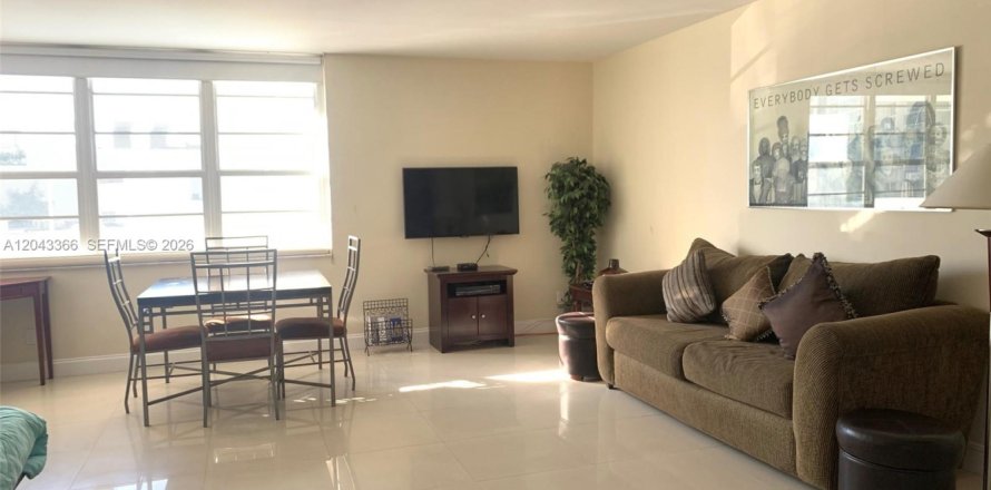 Estudio en el Condominio en Miami Beach, Florida  № 2177747