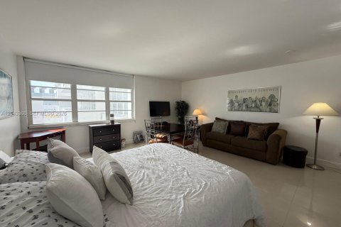 Condominio en alquiler en Miami Beach, Florida, 50.63 m2 № 2177747 - foto 2