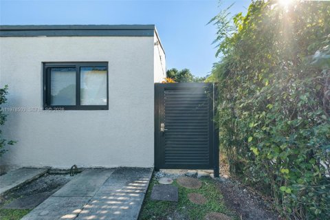 Commercial property in Miami, Florida 1 bedroom, 32.52 sq.m. № 2044397 - photo 6