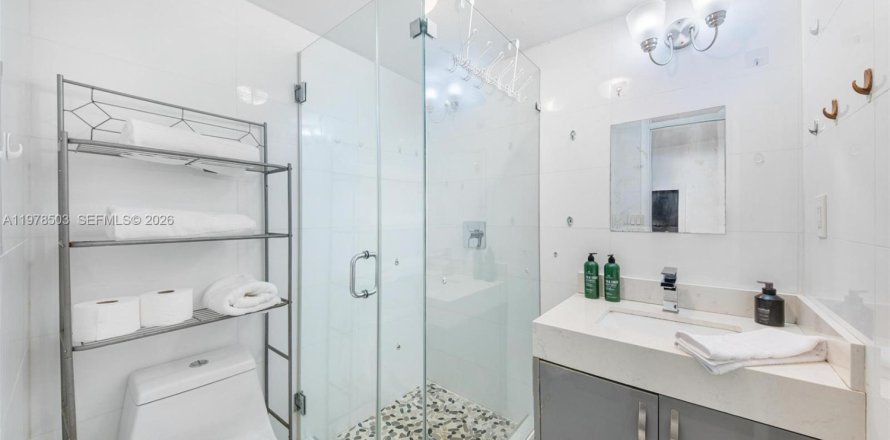 Commercial property in Miami, Florida 1 bedroom, 32.52 sq.m. № 2044397