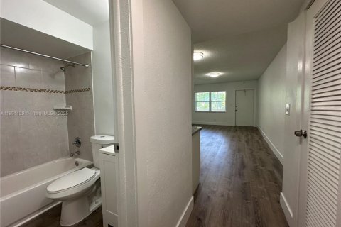 Apartment in Hollywood, Florida 1 bedroom № 1943761 - photo 12