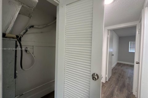 Apartment in Hollywood, Florida 1 bedroom № 1943761 - photo 11