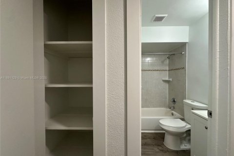 Apartment in Hollywood, Florida 1 bedroom № 1943761 - photo 13
