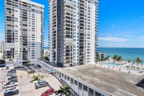 Condo in Hollywood, Florida, 2 bedrooms  № 1938849 - photo 17