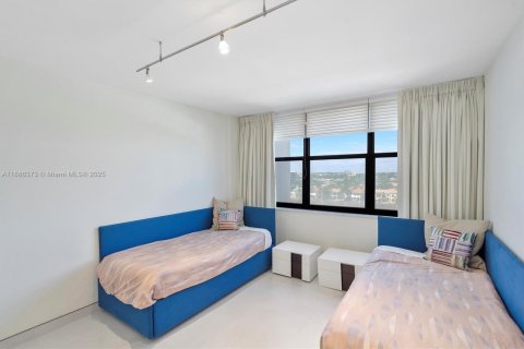 Condo in Hollywood, Florida, 2 bedrooms  № 1938849 - photo 13