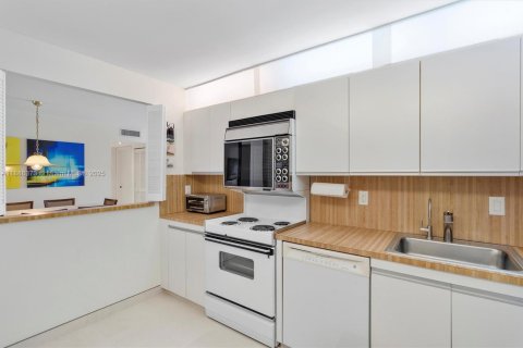 Condo in Hollywood, Florida, 2 bedrooms  № 1938849 - photo 7