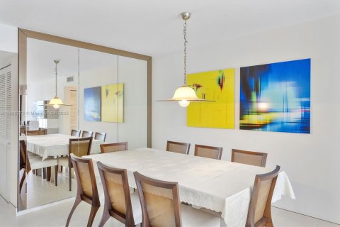 Condo in Hollywood, Florida, 2 bedrooms  № 1938849 - photo 5