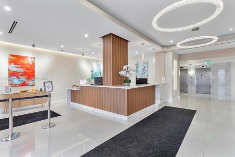 Condo in Hollywood, Florida, 2 bedrooms  № 1938849 - photo 22