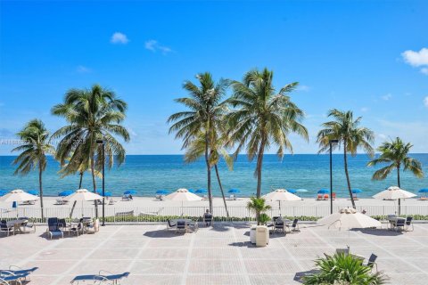 Condo in Hollywood, Florida, 2 bedrooms  № 1938849 - photo 19