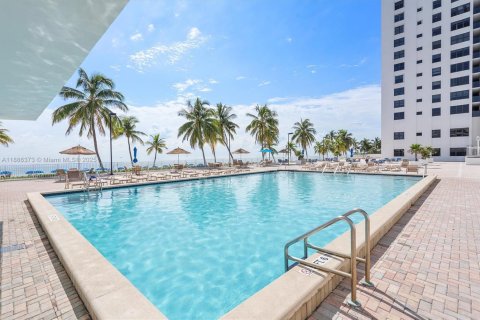 Condo in Hollywood, Florida, 2 bedrooms  № 1938849 - photo 20