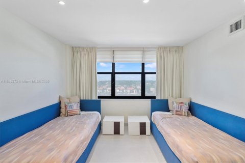 Condo in Hollywood, Florida, 2 bedrooms  № 1938849 - photo 12