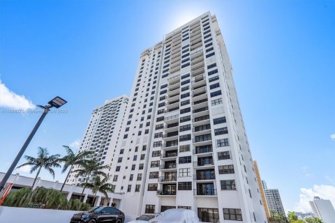 Condo in Hollywood, Florida, 2 bedrooms  № 1938849 - photo 27