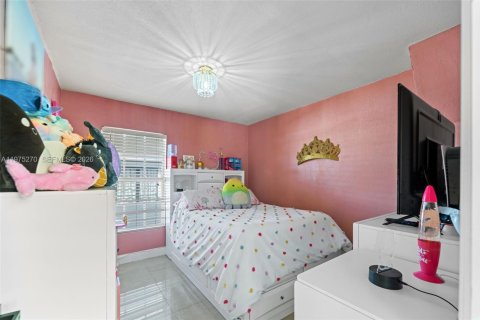 Villa ou maison à vendre à Miami, Floride: 3 chambres, 113.34 m2 № 2036341 - photo 17