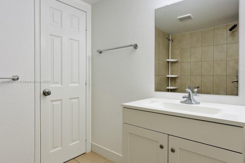 Condo in Doral, Florida, 2 bedrooms  № 1752702 - photo 15