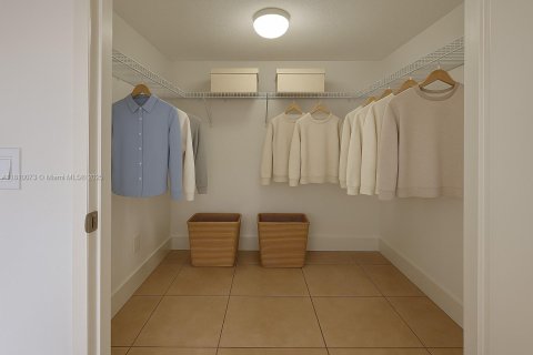 Condo in Doral, Florida, 2 bedrooms  № 1752702 - photo 11