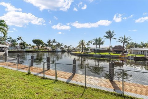 House in Pompano Beach, Florida 3 bedrooms, 123 sq.m. № 1809410 - photo 4