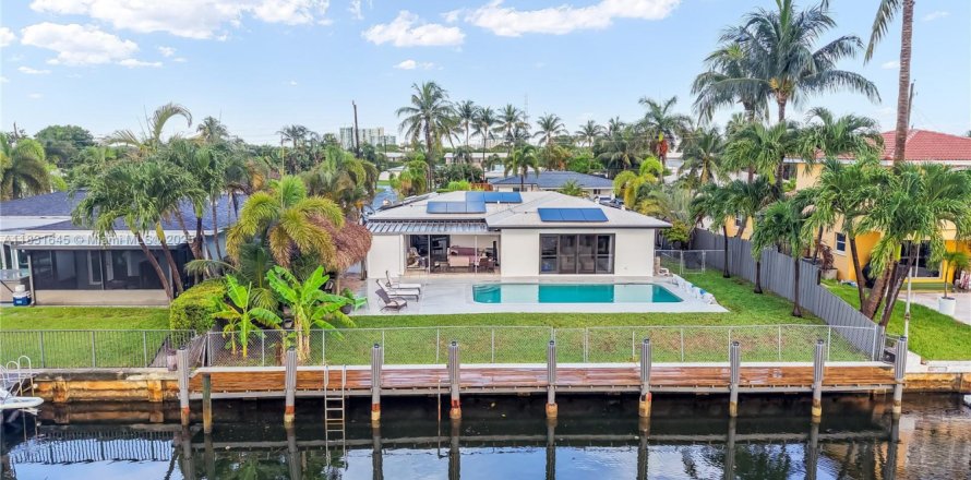 House in Pompano Beach, Florida 3 bedrooms, 123 sq.m. № 1809410