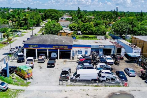 Commercial property in Homestead, Florida № 1983426 - photo 1