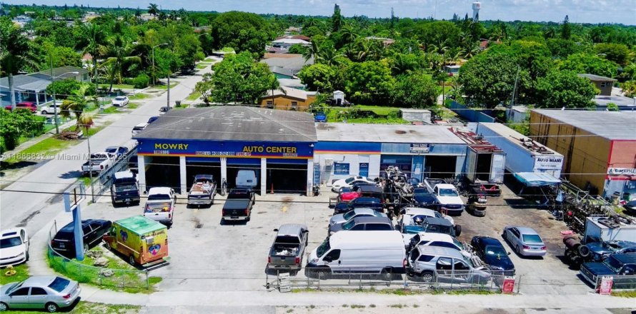 Commercial property in Homestead, Florida № 1983426