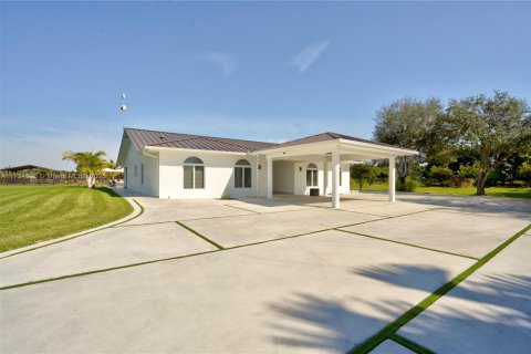 House in Miami, Florida 5 bedrooms, 281.87 sq.m. № 1484084 - photo 15