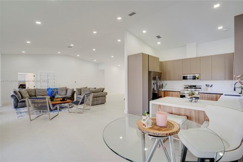 House in Miami, Florida 5 bedrooms, 281.87 sq.m. № 1484084 - photo 5