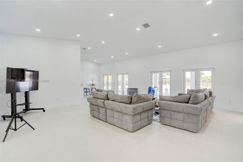 House in Miami, Florida 5 bedrooms, 281.87 sq.m. № 1484084 - photo 23