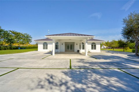House in Miami, Florida 5 bedrooms, 281.87 sq.m. № 1484084 - photo 1