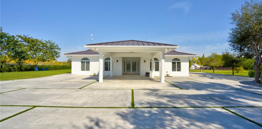 House in Miami, Florida 5 bedrooms, 281.87 sq.m. № 1484084