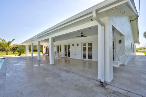 House in Miami, Florida 5 bedrooms, 281.87 sq.m. № 1484084 - photo 17