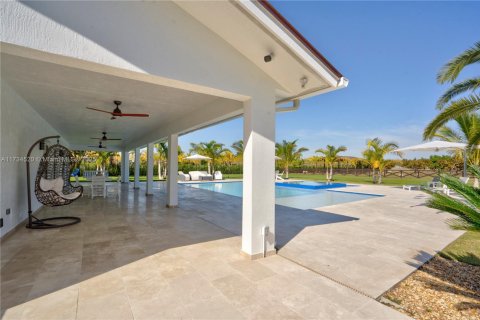 House in Miami, Florida 5 bedrooms, 281.87 sq.m. № 1484084 - photo 18