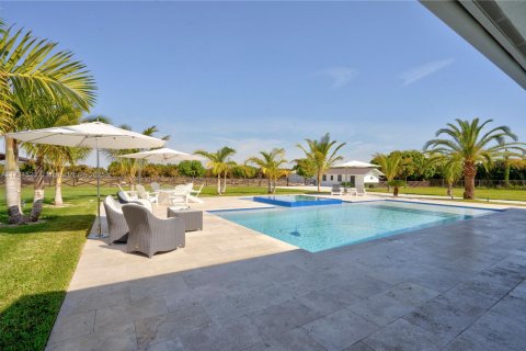 House in Miami, Florida 5 bedrooms, 281.87 sq.m. № 1484084 - photo 16