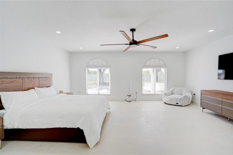 House in Miami, Florida 5 bedrooms, 281.87 sq.m. № 1484084 - photo 8