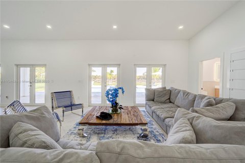 House in Miami, Florida 5 bedrooms, 281.87 sq.m. № 1484084 - photo 24