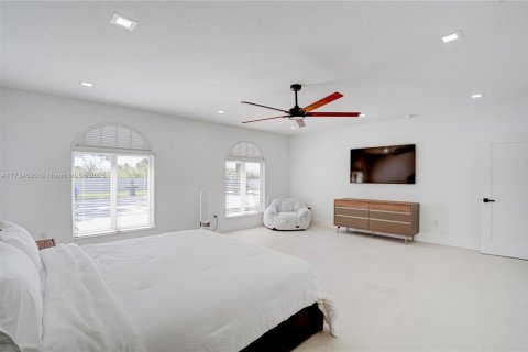 House in Miami, Florida 5 bedrooms, 281.87 sq.m. № 1484084 - photo 9