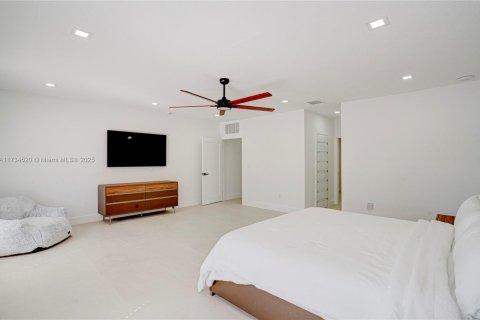 House in Miami, Florida 5 bedrooms, 281.87 sq.m. № 1484084 - photo 10