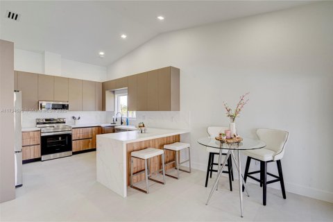 House in Miami, Florida 5 bedrooms, 281.87 sq.m. № 1484084 - photo 27