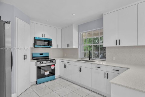 House in Miramar, Florida 3 bedrooms, 106.65 sq.m. № 1994952 - photo 7