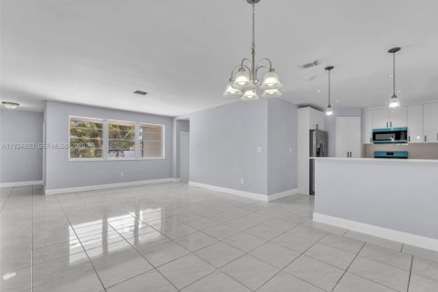 House in Miramar, Florida 3 bedrooms, 106.65 sq.m. № 1994952 - photo 4