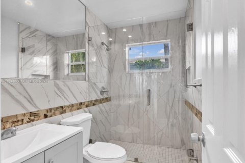 House in Miramar, Florida 3 bedrooms, 106.65 sq.m. № 1994952 - photo 19