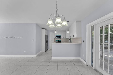 House in Miramar, Florida 3 bedrooms, 106.65 sq.m. № 1994952 - photo 9