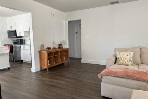 Villa ou maison à vendre à Hollywood, Floride: 2 chambres, 112.6 m2 № 2051568 - photo 19