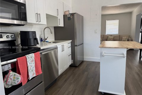 Villa ou maison à vendre à Hollywood, Floride: 2 chambres, 112.6 m2 № 2051568 - photo 17