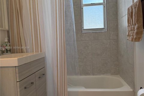 Villa ou maison à vendre à Hollywood, Floride: 2 chambres, 112.6 m2 № 2051568 - photo 27