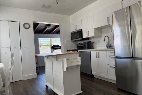 Villa ou maison à vendre à Hollywood, Floride: 2 chambres, 112.6 m2 № 2051568 - photo 14