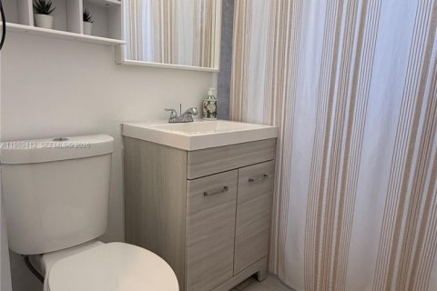 Villa ou maison à vendre à Hollywood, Floride: 2 chambres, 112.6 m2 № 2051568 - photo 24