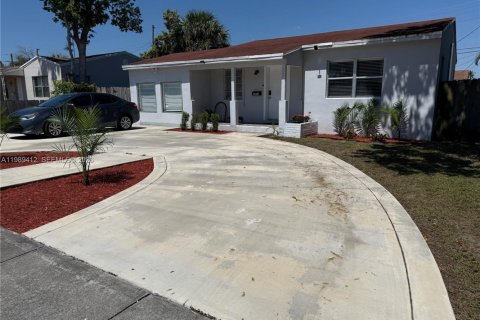 Villa ou maison à vendre à Hollywood, Floride: 2 chambres, 112.6 m2 № 2051568 - photo 3