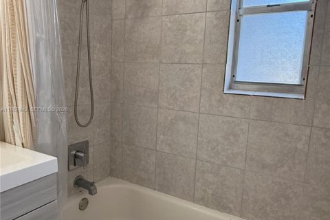 Villa ou maison à vendre à Hollywood, Floride: 2 chambres, 112.6 m2 № 2051568 - photo 25