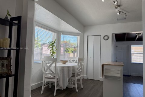 Villa ou maison à vendre à Hollywood, Floride: 2 chambres, 112.6 m2 № 2051568 - photo 11