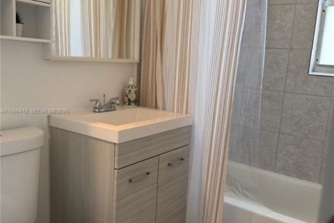 Villa ou maison à vendre à Hollywood, Floride: 2 chambres, 112.6 m2 № 2051568 - photo 26