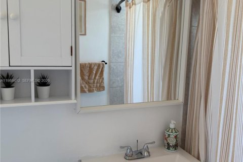 Villa ou maison à vendre à Hollywood, Floride: 2 chambres, 112.6 m2 № 2051568 - photo 28